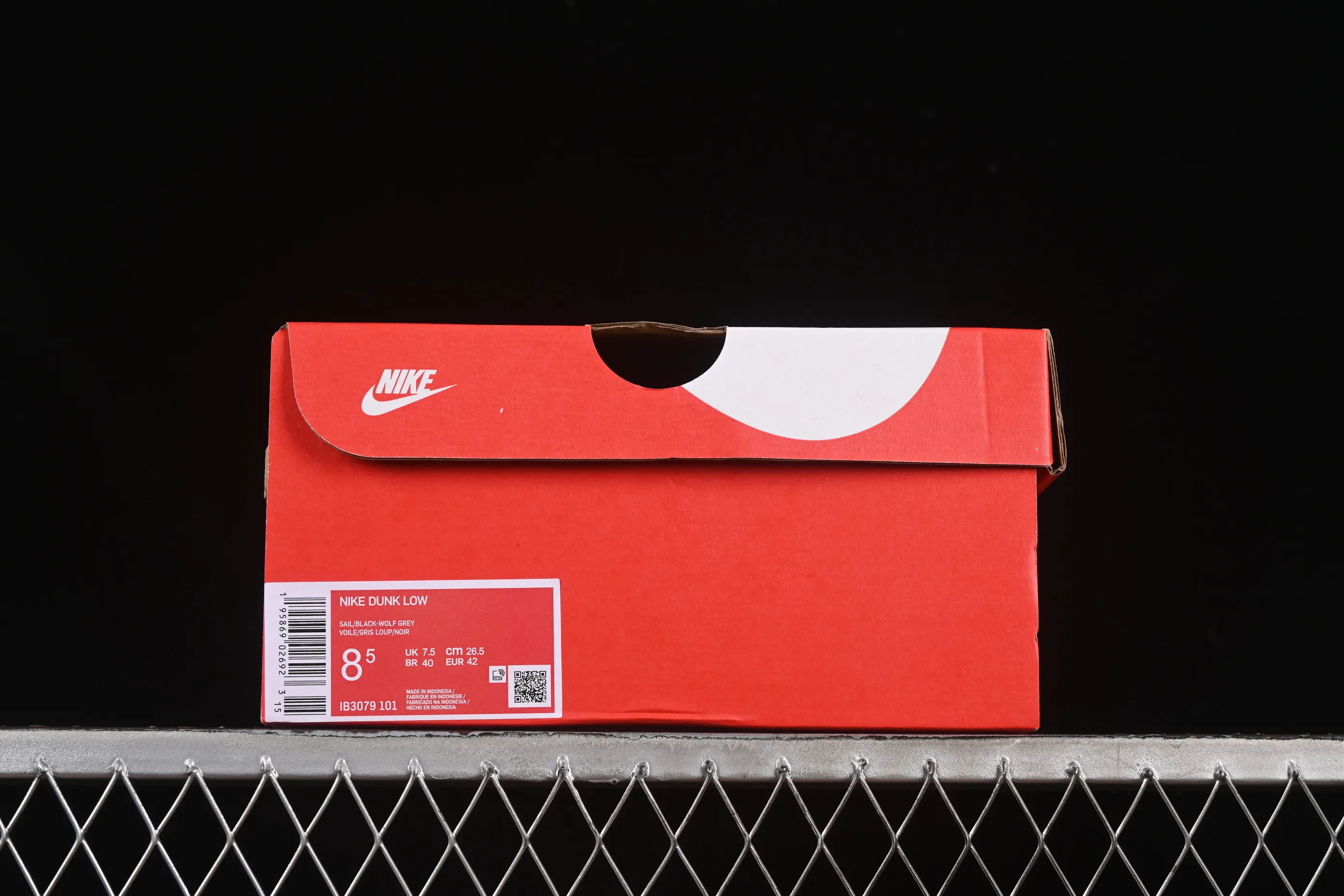 All categories Nk SB Dunk series Nk SB Dunk Low low-top sneakers Nike SB Dunk Low white, black and gray low-top casual sneakers IB3079-101
